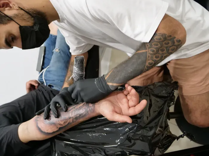 Enzo Paez tatuando detalles en estudio de Paguera