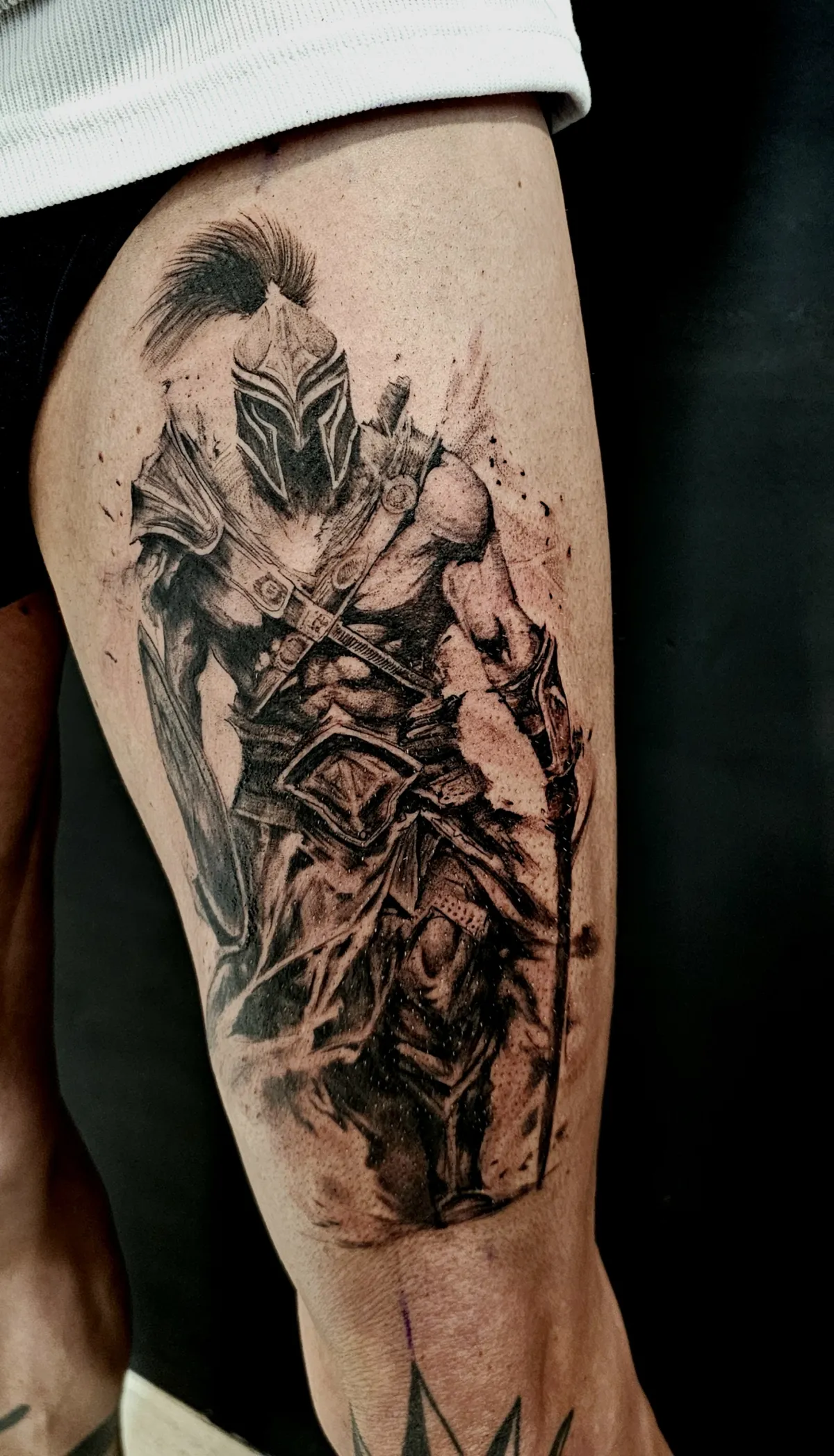Tatuaje estilo realismo espartano realizado por Enzo Paez en Paguera