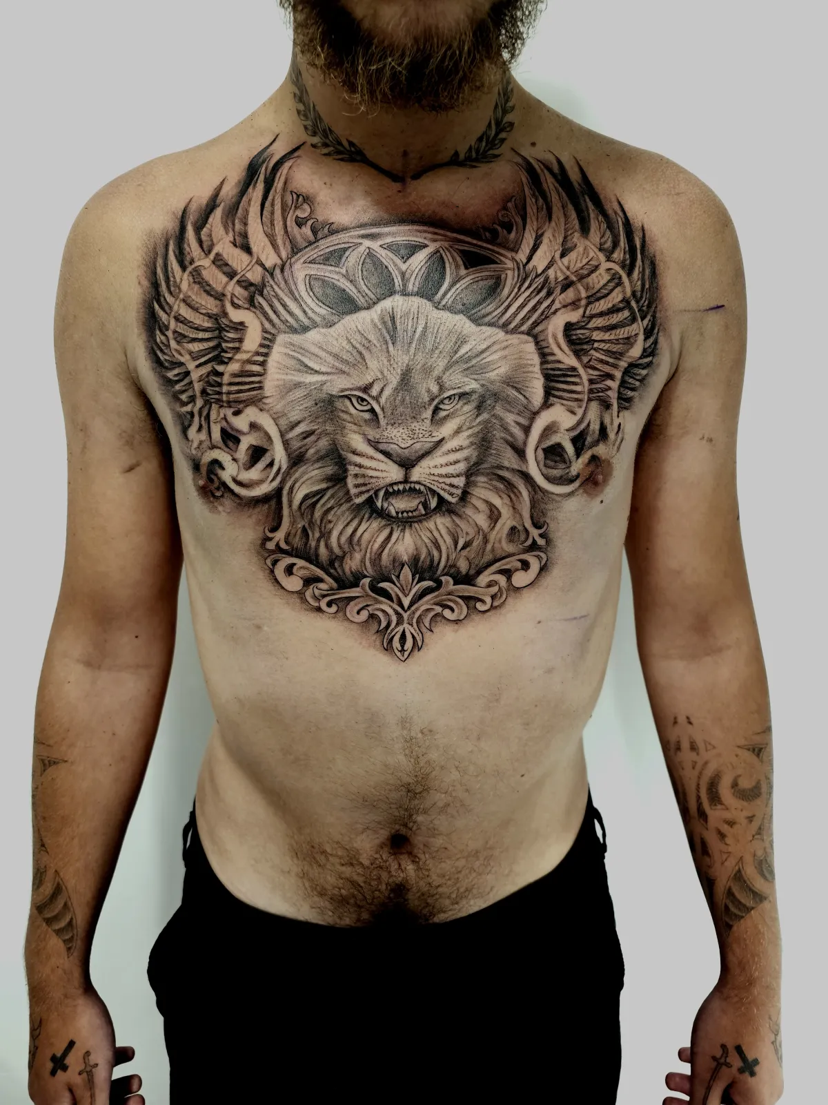 Tatuaje estilo realismo león realizado por Enzo Paez en Paguera